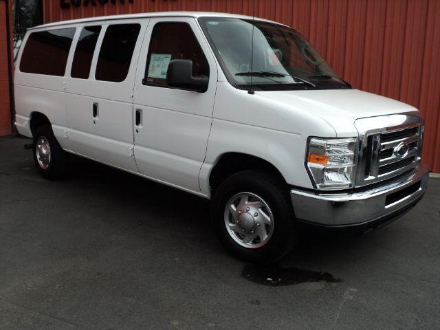 Ford Econoline Wagon 2010 photo 2