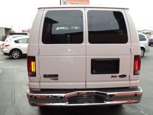 Ford Econoline Wagon 2010 photo 4