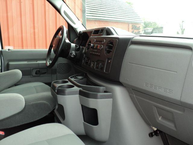 Ford Econoline Wagon 2010 photo 5