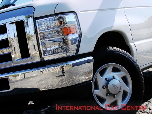 Ford Econoline Wagon 2010 photo 2