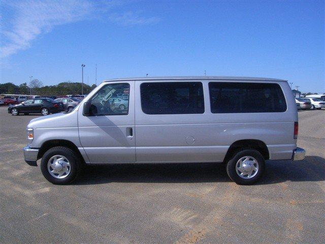 Ford Econoline Wagon 2010 photo 1