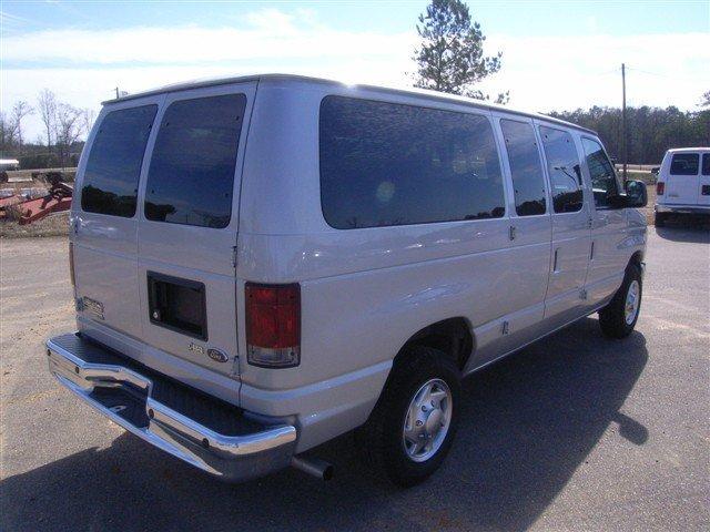 Ford Econoline Wagon 2010 photo 2