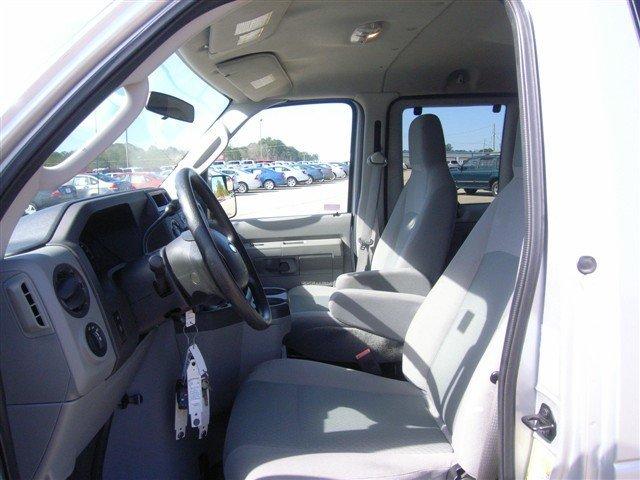 Ford Econoline Wagon 2010 photo 3