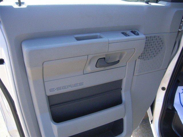 Ford Econoline Wagon 2010 photo 4