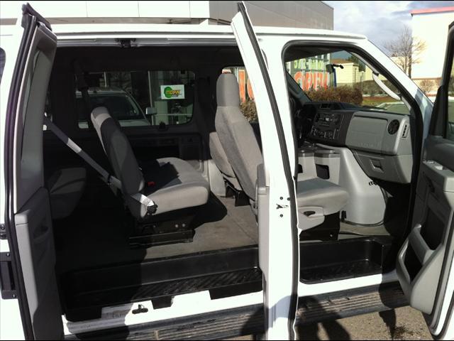Ford Econoline Wagon 2010 photo 4