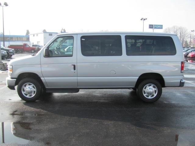 Ford Econoline Wagon 2010 photo 1