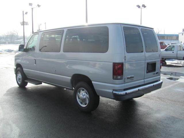 Ford Econoline Wagon 2010 photo 2