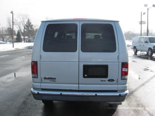 Ford Econoline Wagon 2010 photo 3