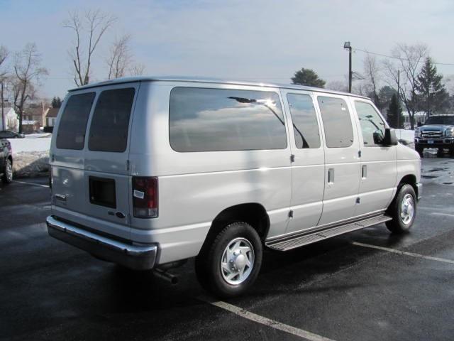 Ford Econoline Wagon 2010 photo 4