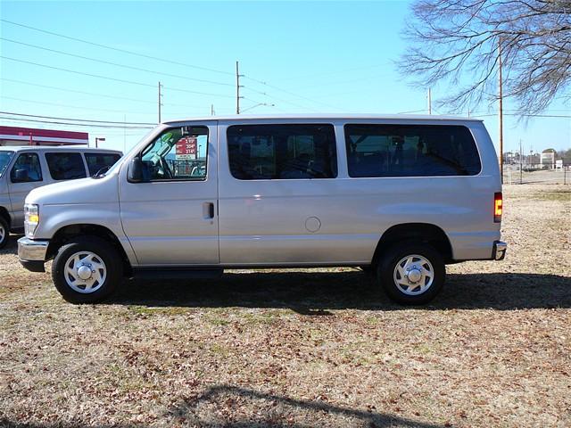 Ford Econoline Wagon 2010 photo 1