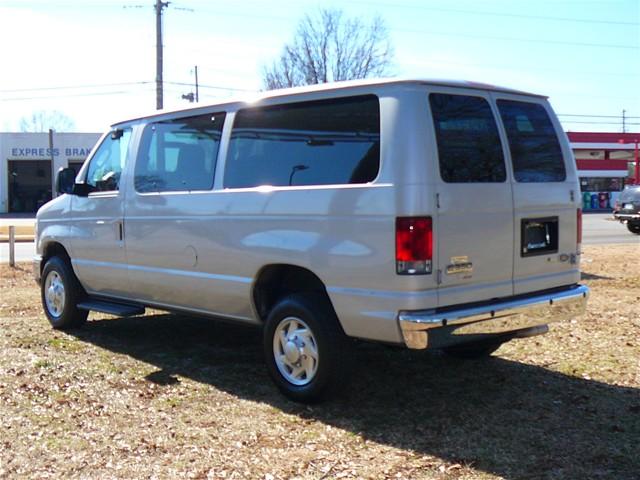 Ford Econoline Wagon 2010 photo 2