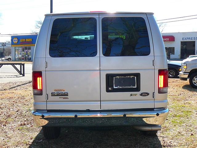 Ford Econoline Wagon 2010 photo 3