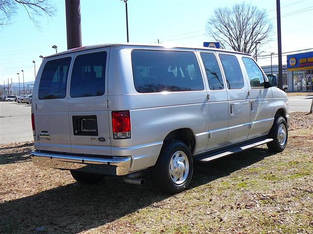 Ford Econoline Wagon 2010 photo 4