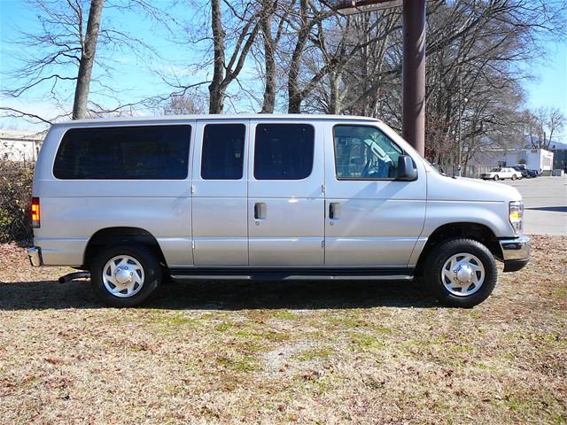Ford Econoline Wagon 2010 photo 5