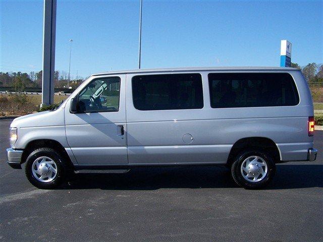 Ford Econoline Wagon 2010 photo 1