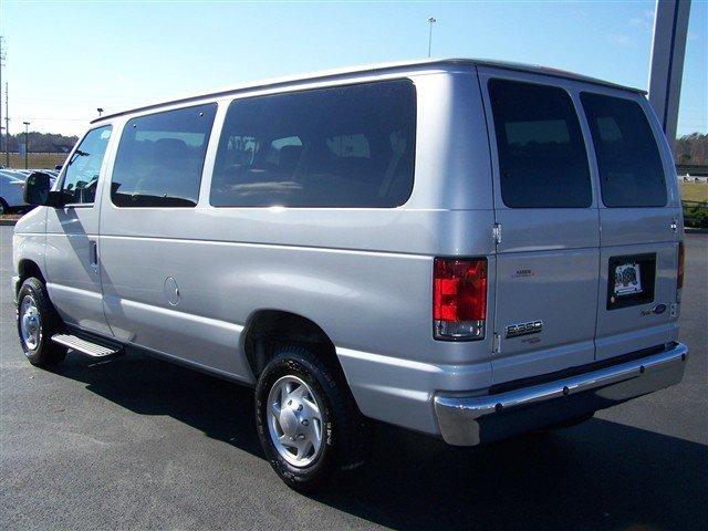 Ford Econoline Wagon 2010 photo 2