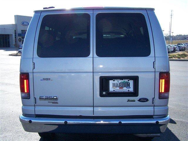 Ford Econoline Wagon 2010 photo 3