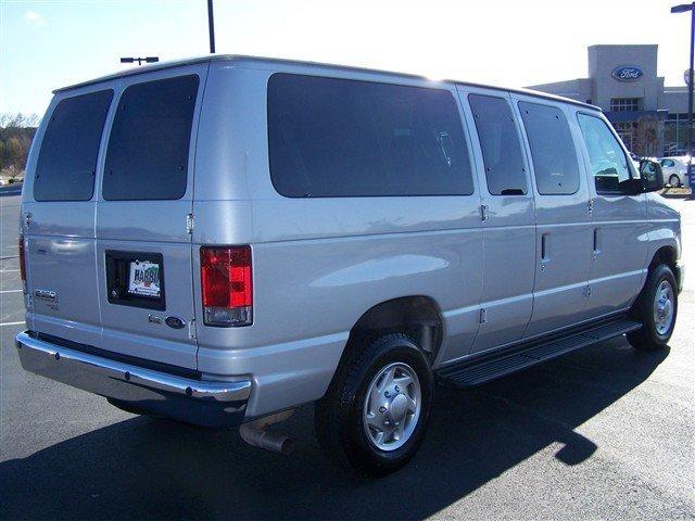 Ford Econoline Wagon 2010 photo 4