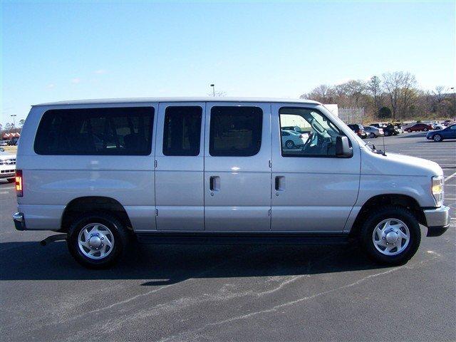 Ford Econoline Wagon 2010 photo 5