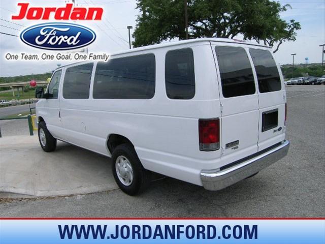 Ford Econoline Wagon 2010 photo 1