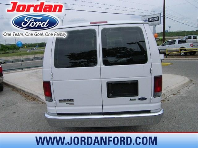 Ford Econoline Wagon 2010 photo 2