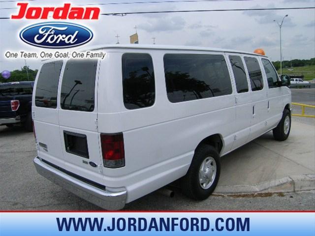 Ford Econoline Wagon 2010 photo 3