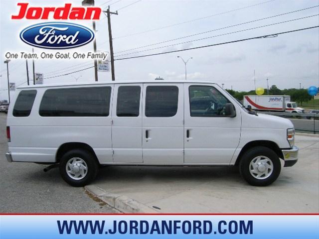 Ford Econoline Wagon 2010 photo 4