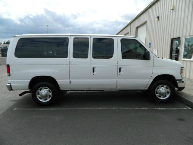 Ford Econoline Wagon 2010 photo 1