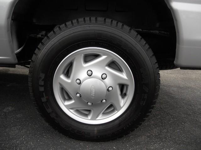 Ford Econoline Wagon 2010 photo 2