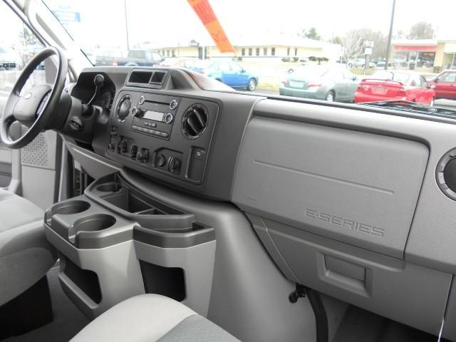Ford Econoline Wagon 2010 photo 3