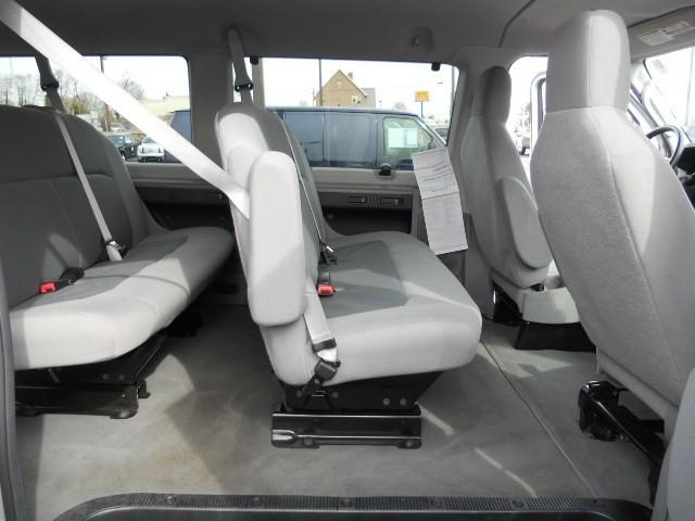 Ford Econoline Wagon 2010 photo 4