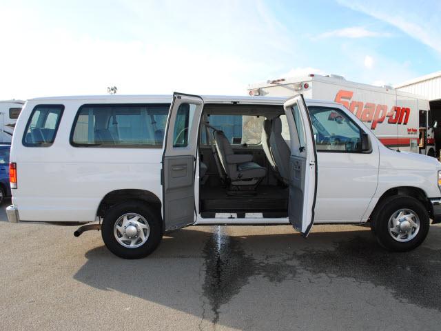 Ford Econoline Wagon 2010 photo 1