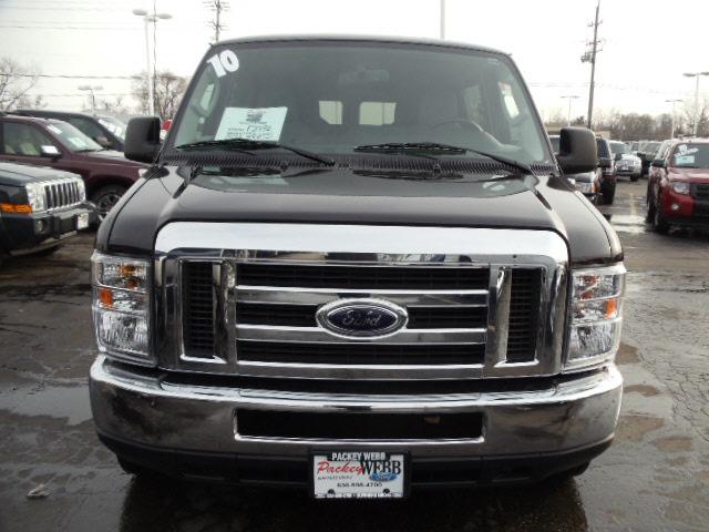 Ford Econoline Wagon 2010 photo 2