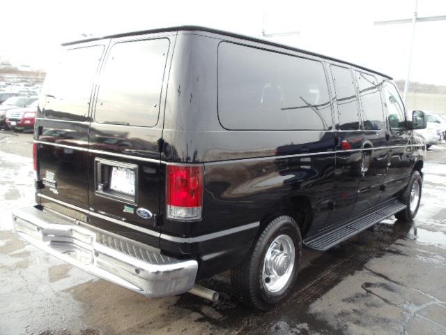 Ford Econoline Wagon 2010 photo 4