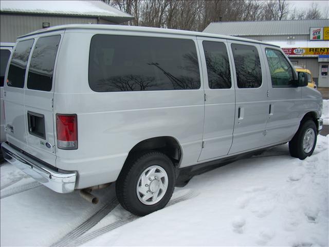 Ford Econoline Wagon 2010 photo 3