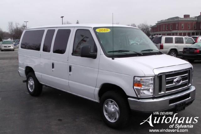 Ford Econoline Wagon 2010 photo 3