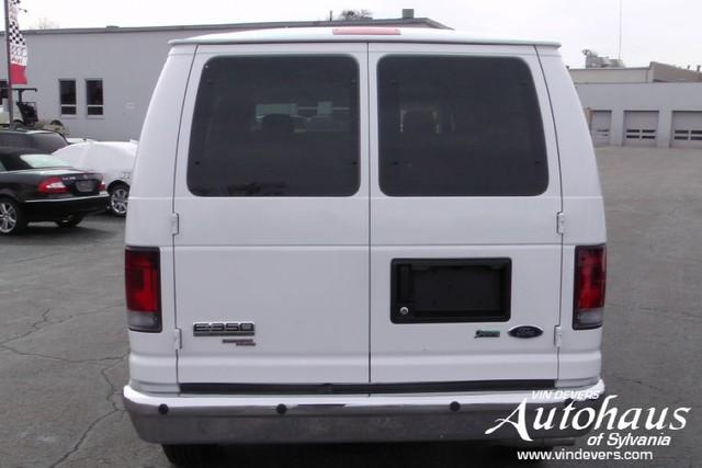 Ford Econoline Wagon 2010 photo 5