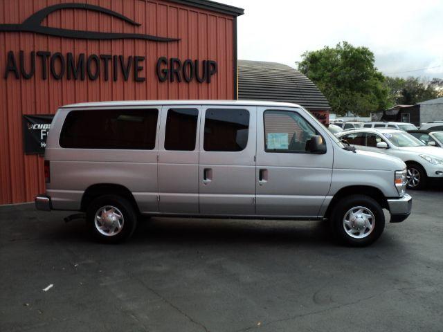 Ford Econoline Wagon 2010 photo 1