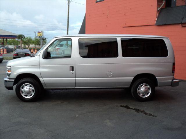 Ford Econoline Wagon 2010 photo 2