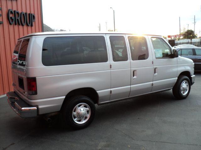 Ford Econoline Wagon 2010 photo 3
