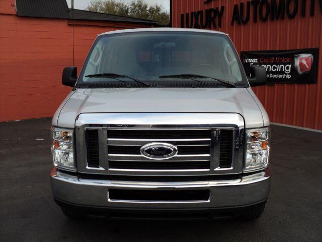 Ford Econoline Wagon 2010 photo 4