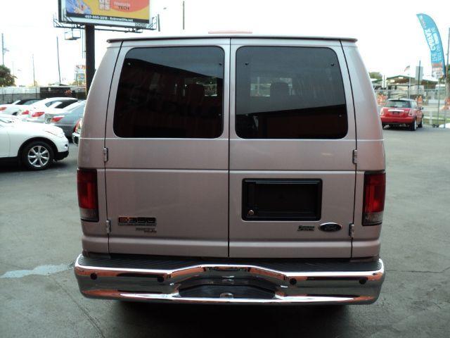 Ford Econoline Wagon 2010 photo 5