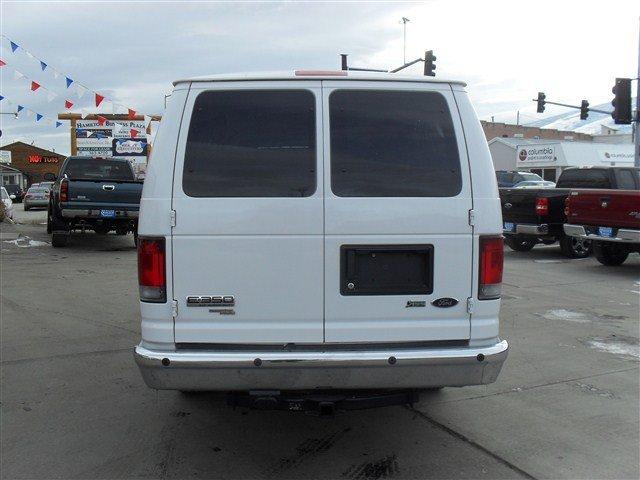 Ford Econoline Wagon 2010 photo 3