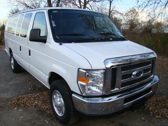 Ford Econoline Wagon 2010 photo 2