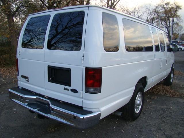 Ford Econoline Wagon 2010 photo 3