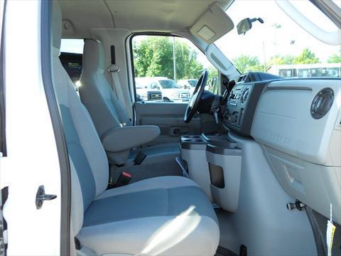 Ford Econoline Wagon 2010 photo 2