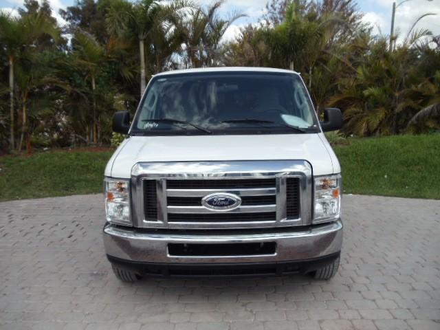 Ford Econoline Wagon 2010 photo 1
