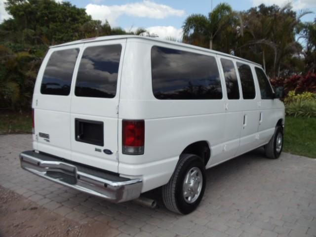 Ford Econoline Wagon 2010 photo 3