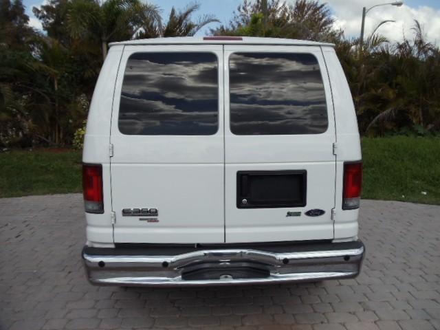 Ford Econoline Wagon 2010 photo 4