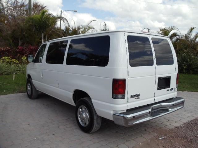 Ford Econoline Wagon 2010 photo 5